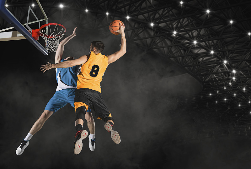 两个篮球运动员在竞技场上。吃火锅