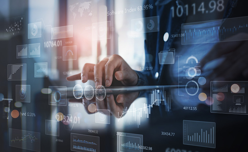 企业数据分析，业务流程和战略，女商人，数据科学家，在笔记本电脑上工作，用数字显示财务图表，市场报告，电子文档