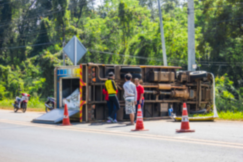 模糊城市街道上的卡车事故背景。