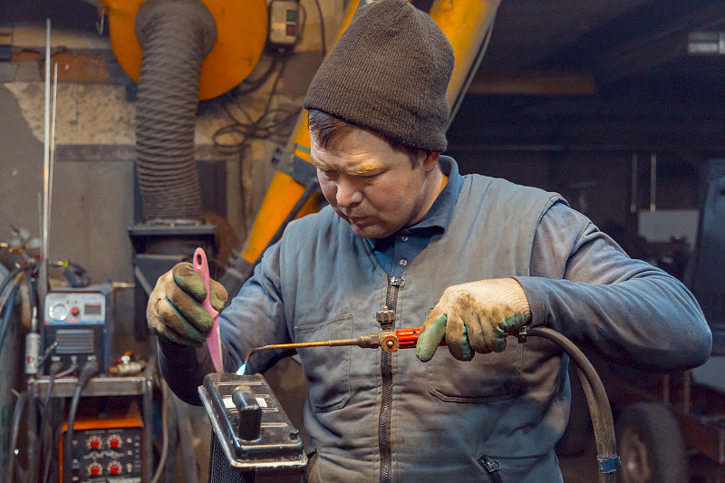 焊工用气枪焊接铜汽车散热器