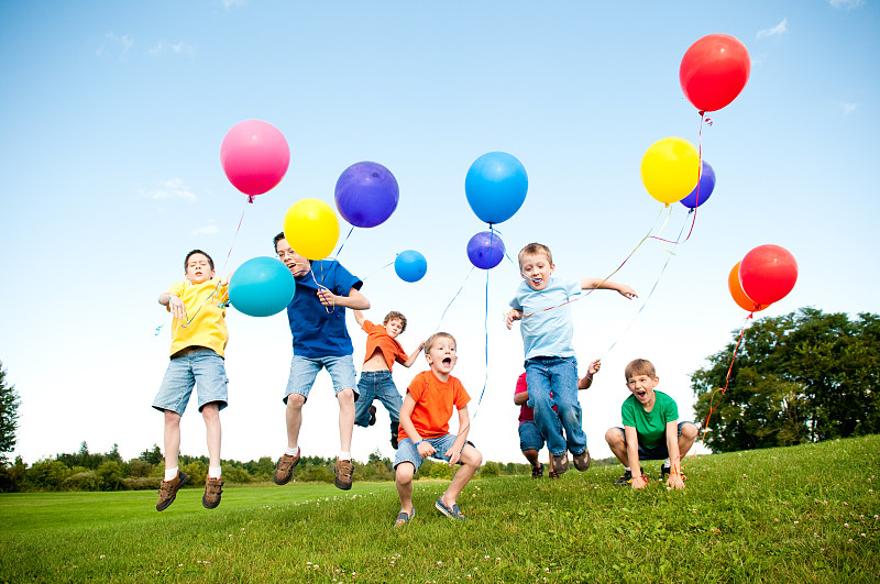 一群兴奋的男孩在外面跳着庆祝
