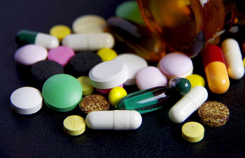 在黑暗表面上的胶囊或片剂形式的药物