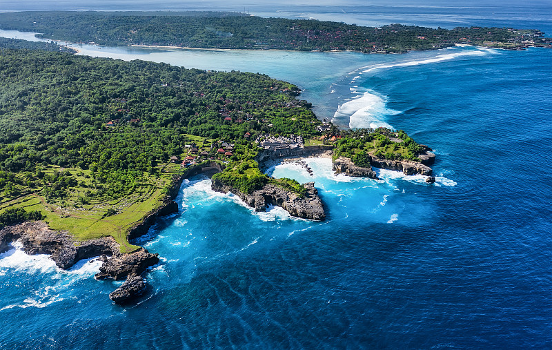 旅游和度假形象。鸟瞰大海和岩石。蓝色的水背景从俯视图。从空中俯瞰夏日海景。印尼巴厘岛