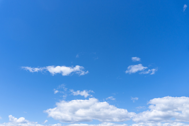 晴朗晴朗的天气里，美丽的蓝天白云