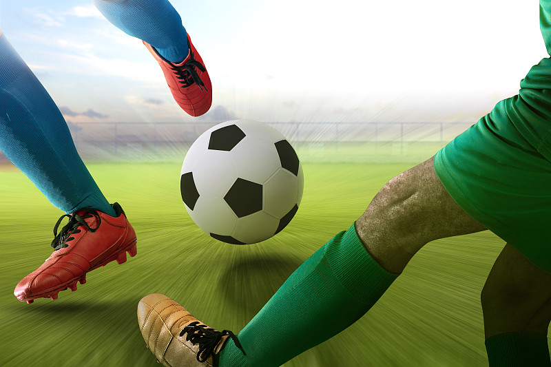 穿着蓝色球衣的足球运动员在行动