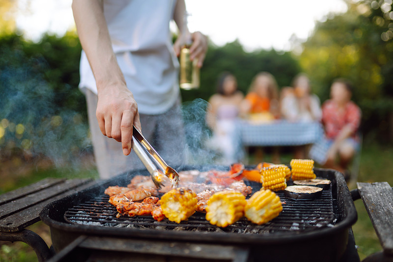 什锦美味烤肉配烧烤蔬菜。