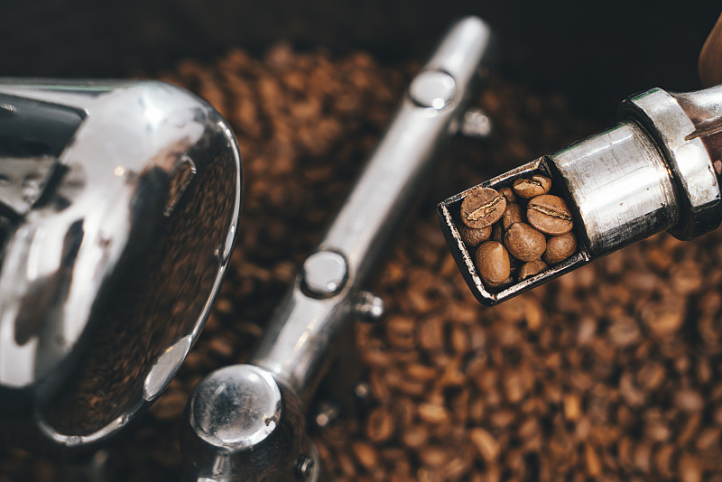 检查刚烤好的咖啡豆，抽象概念设计元素