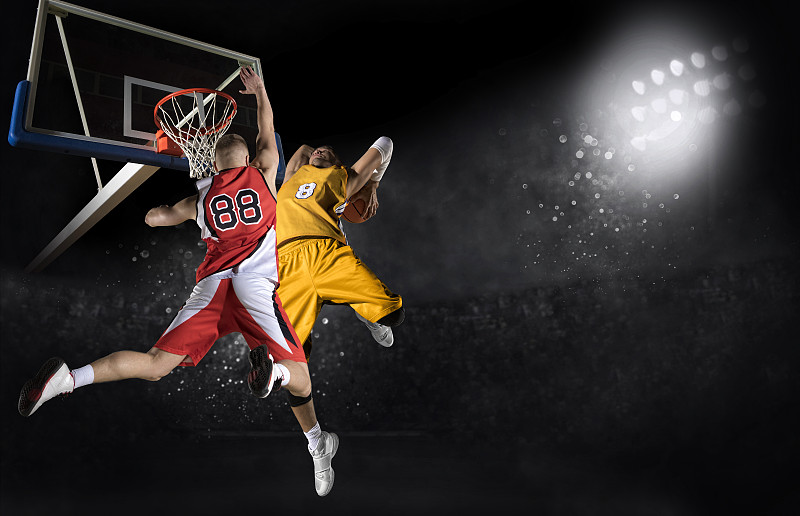 运动中的篮球运动员