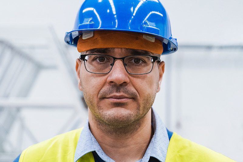 在自动化和机器人工厂工作的工程师-新的工业技术概念-关注面子