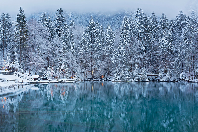 美丽的湖泊在冬天的瑞士阿尔卑斯山，瑞士