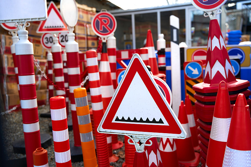 商店的警告和限制路标。警告钉着钉子的路障