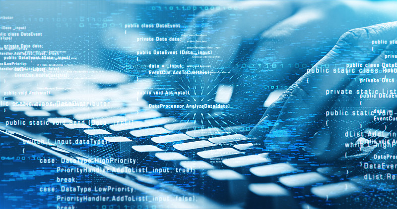 电脑键盘上的双手特写-编码，编程，软件开发，网络安全