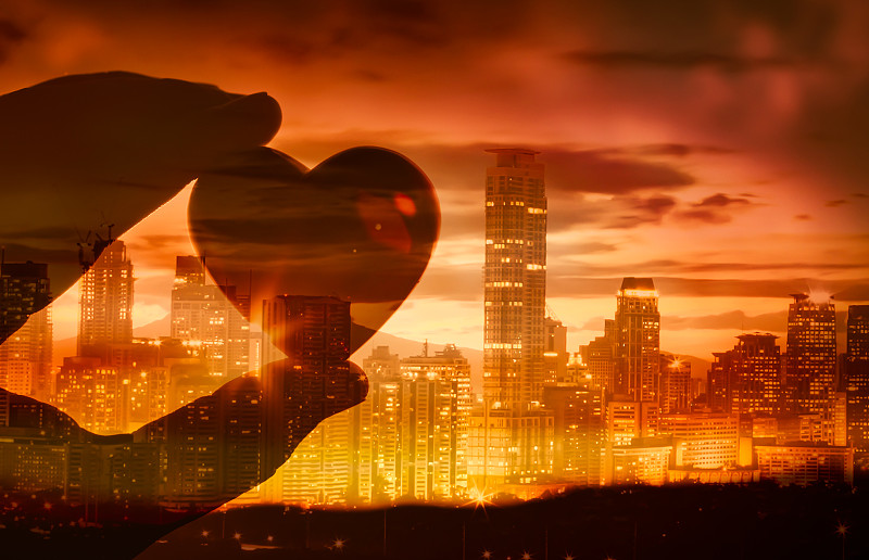 以城市为背景的心。
