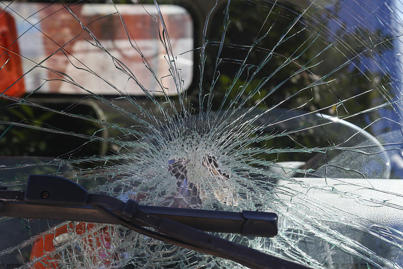 破碎的挡风玻璃。