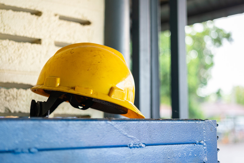 塑料黄色安全帽。