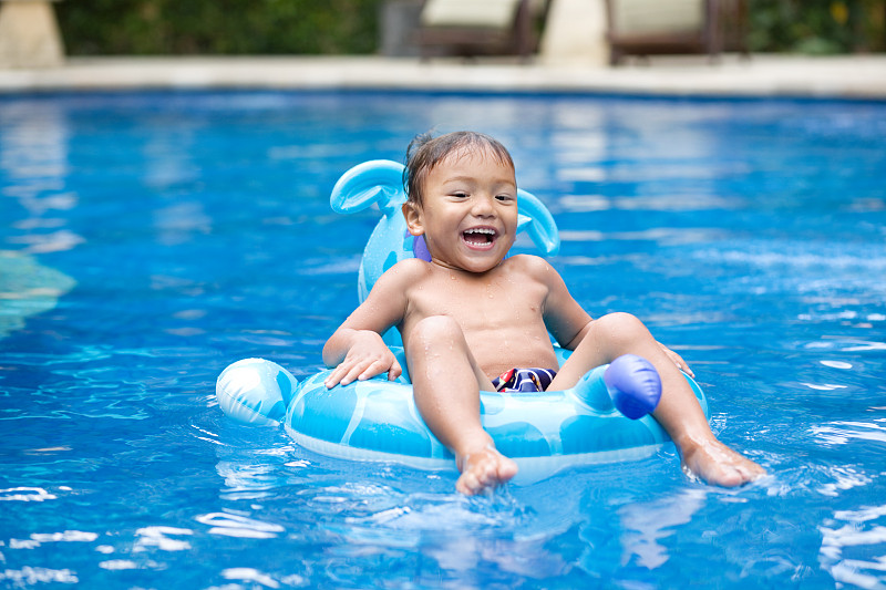 儿童在游泳池游泳
