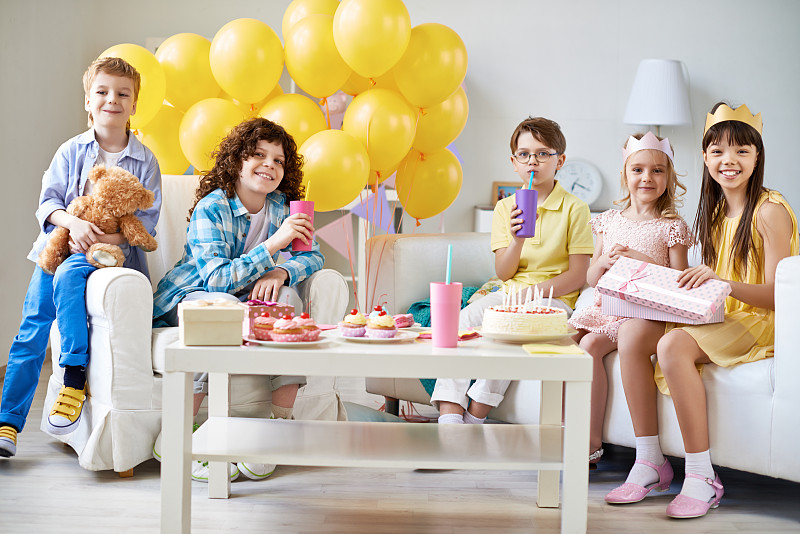 顽皮的孩子们在生日聚会上喝酒