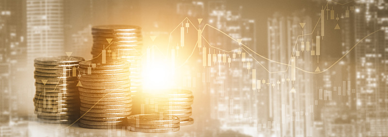 储蓄银行商业金融概念，硬币和行增长，股票市场或外汇交易图表和烛台图适合金融投资资金，货币兑换背景