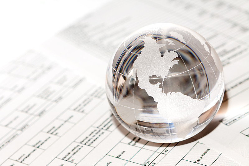 在海图文书上面放玻璃球镇纸