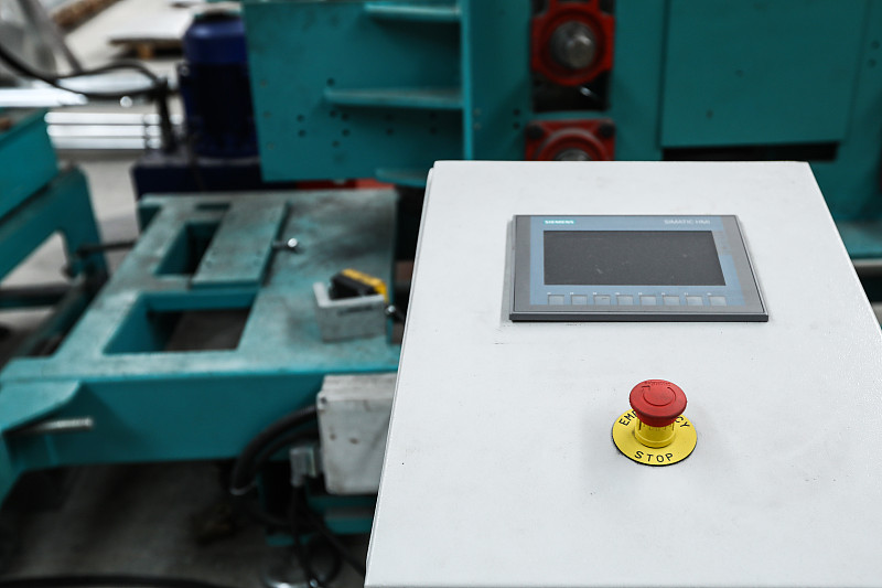 工厂内机器的控制面板和紧急按钮