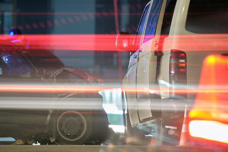 夜间在城市街道碰撞现场，重型车祸车辆碰撞后受损。道路安全与保险理念