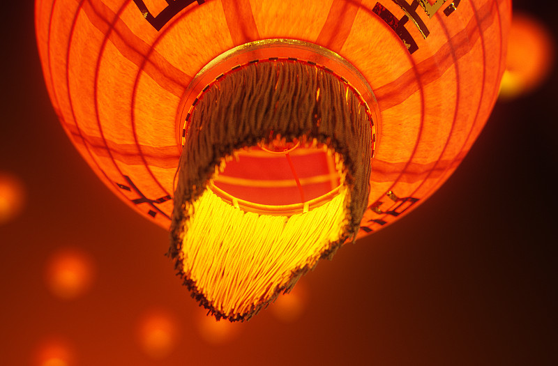 用红灯笼庆祝中国新年