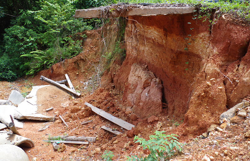 山崩及道路损毁
