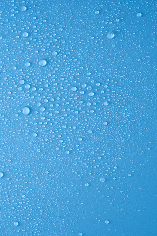 水滴在蓝色的背景上