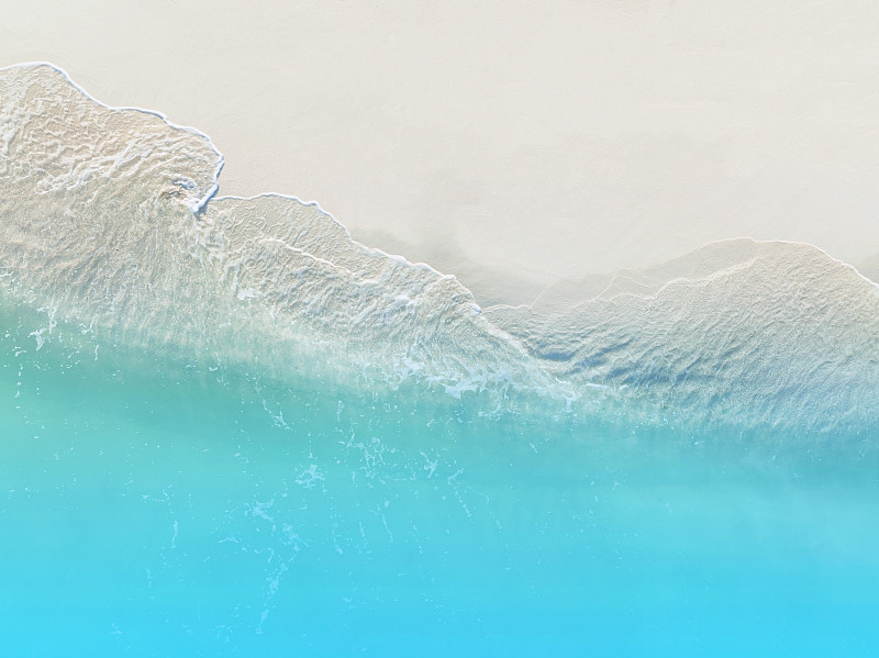 生态系统与波浪水能海滩与夏季热带背景，鸟瞰