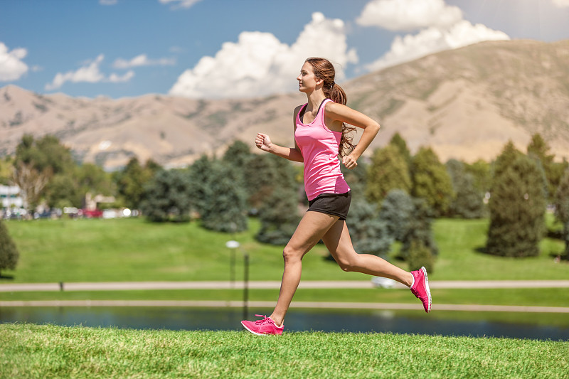 年轻女子在公园里跑步