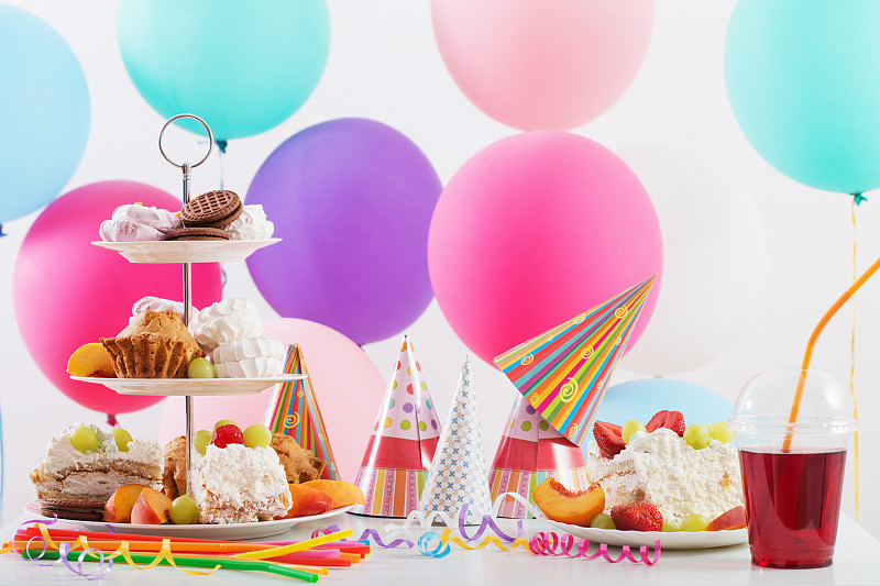 用蛋糕和彩色气球庆祝生日