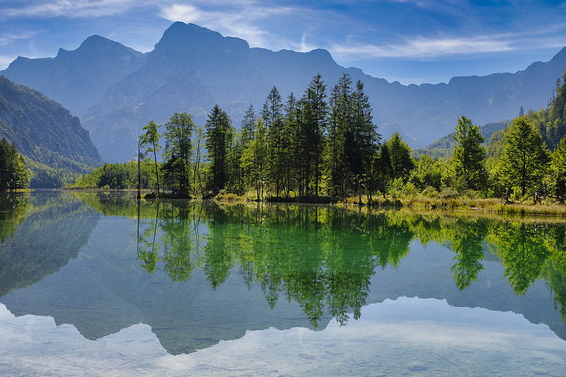在完整的自然环境中徒步旅行——阿尔姆湖