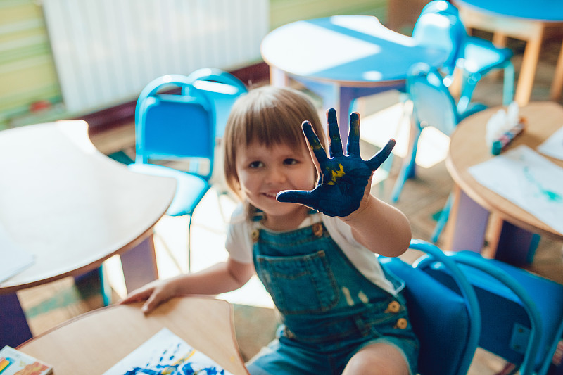 小女孩给他的手涂了颜色