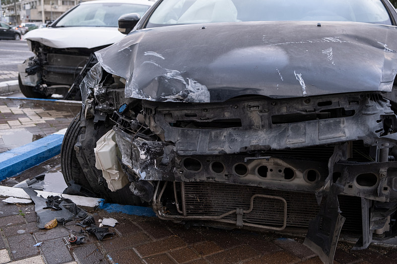 撞在汽车保险杠和灯前。金属砸在私家车上。汽车保险运输概念。