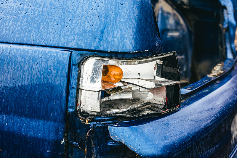 一堆破烂生锈的汽车，零件和轮胎