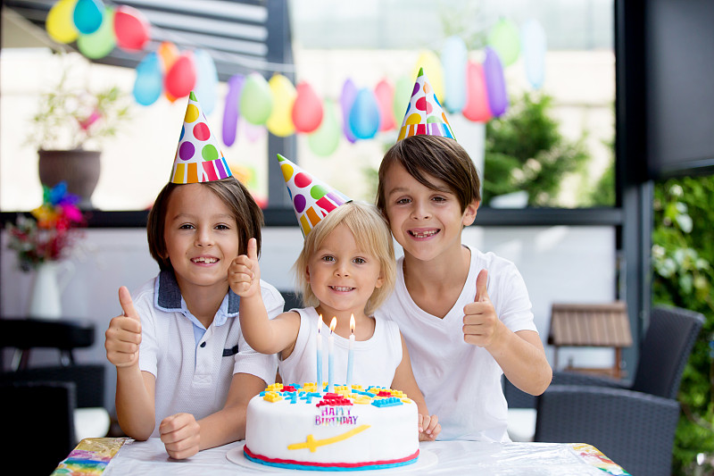 可爱快乐的孩子，小男孩庆祝他的生日