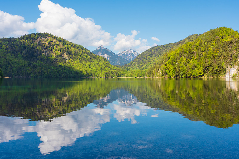 阿尔卑斯山上的白云。高山湖泊