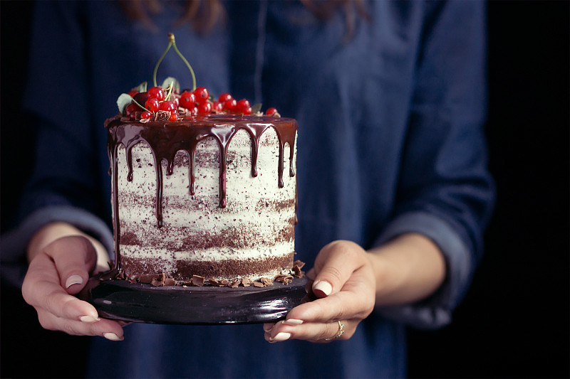 拿着水果蛋糕的女人