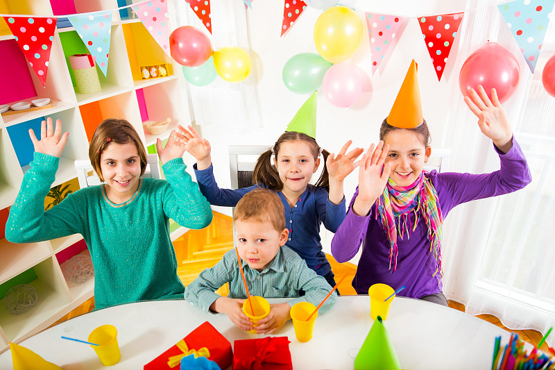 一群可爱的孩子在生日派对上玩得很开心，