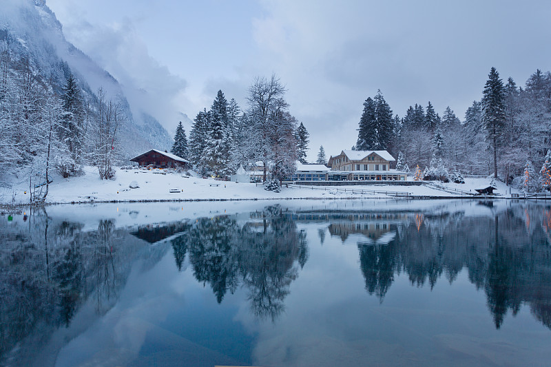 美丽的湖泊在冬天的瑞士阿尔卑斯山，瑞士