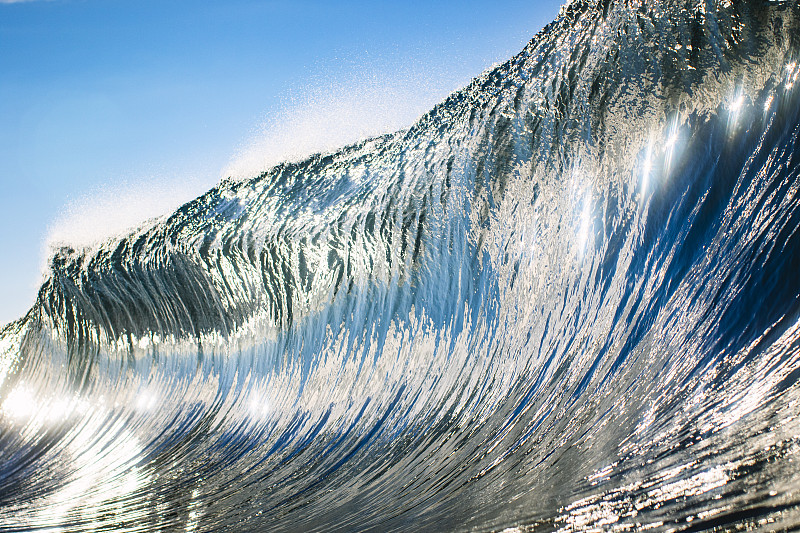 金色的水墙被明亮的早晨的太阳照亮了详细的线条和纹理