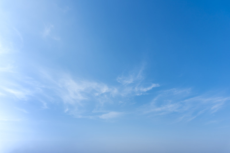 蓝色的天空与近距离白色毛茸茸的小云彩的背景和图案