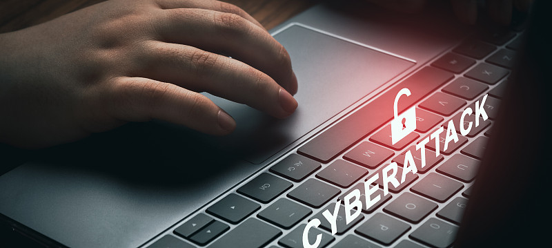 一名妇女在使用电脑时弹出了网络攻击的数字警告。