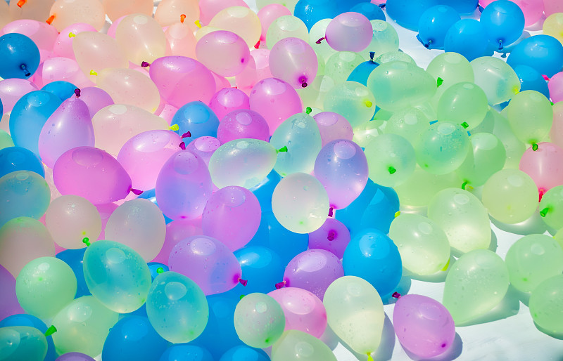 装满水的彩色气球是为游戏准备的