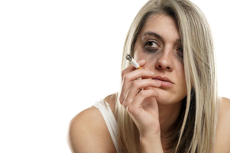 一个绝望的女人，化妆弄脏了，还抽烟