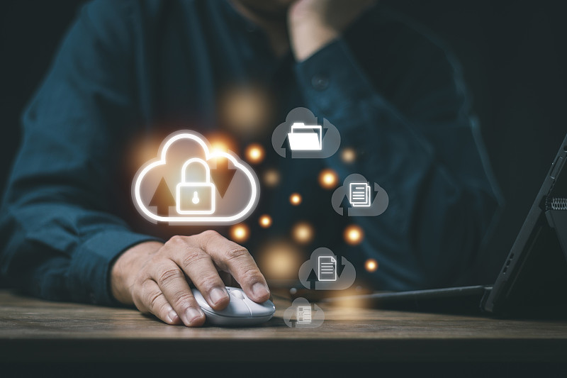 文档管理系统(dms)概念。男性操作电脑的双手。在线管理，方便、快捷，提高组织数字化转型的效率