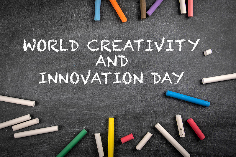 4月21日世界创意和创新日。黑色黑板上的彩色粉笔