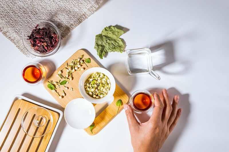 有机草本，亚洲茶与干花瓣茶道。平铺，复制空间的文本