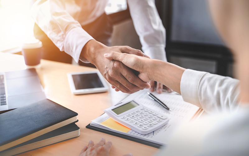 商业伙伴握手成功的商业交易。
