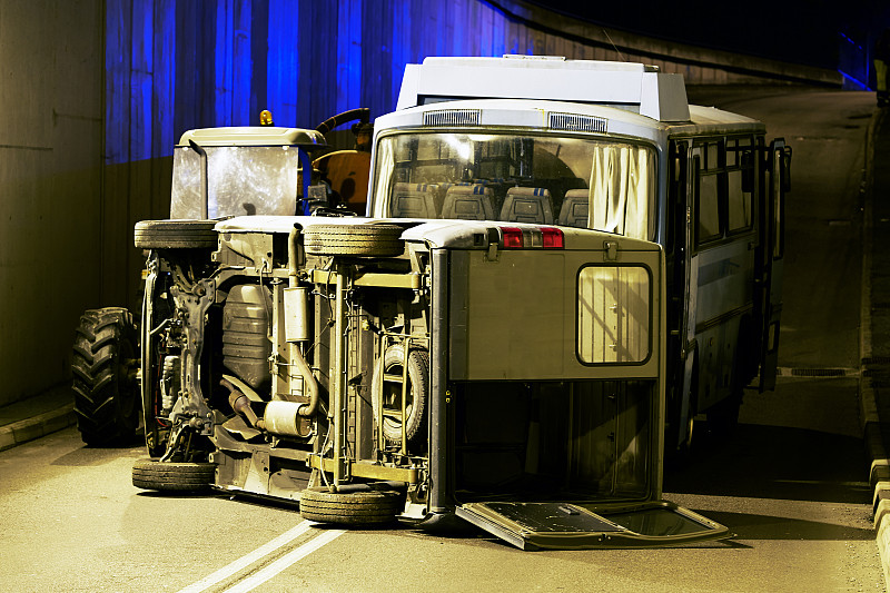 桥下发生交通事故